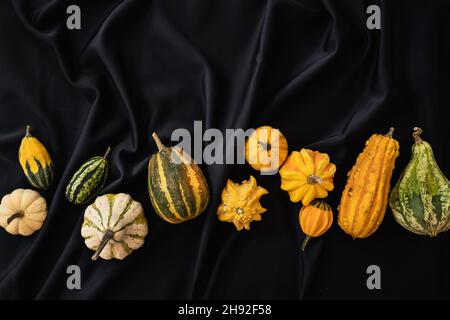 la table est recouverte d'une nappe noire d'halloween avec des citrouilles Banque D'Images