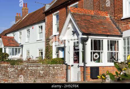 Maisons et cottages traditionnels dans le pittoresque village balnéaire de Bosham, dans le port de Chichester, près de Chichester, West Sussex, Angleterre, Royaume-Uni Banque D'Images