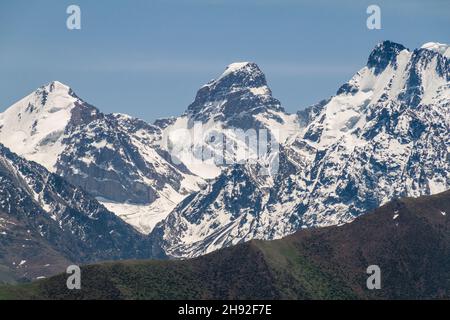 Montagnes escarpées couvertes de neige de la chaîne Ala-Too, Kirghizistan Banque D'Images