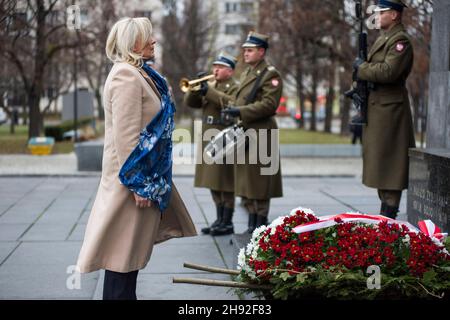 Varsovie, Pologne.03ème décembre 2021.Marine le Pen rend hommage devant le Monument des héros du ghetto juif de Varsovie. Chef du parti d'extrême-droite français rassemblement National (RN) et candidat aux élections présidentielles françaises Marine le Pen rend hommage à Varsovie,Au cours d'une brève cérémonie, d'abord - devant le Monument des héros du ghetto dédié aux victimes du soulèvement du ghetto juif de Varsovie en 1943, deuxièmement - devant le Monument aux morts et assassinés à l'est.Le candidat du rassemblement National aux élections présidentielles françaises se rend à Varsovie Banque D'Images