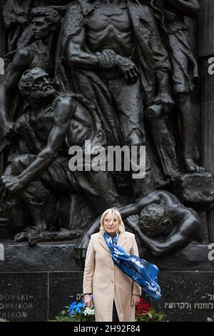 Varsovie, Pologne.03ème décembre 2021.Marine le Pen rend hommage devant le Monument des héros du ghetto juif de Varsovie. Chef du parti d'extrême-droite français rassemblement National (RN) et candidat aux élections présidentielles françaises Marine le Pen rend hommage à Varsovie,Au cours d'une brève cérémonie, d'abord - devant le Monument des héros du ghetto dédié aux victimes du soulèvement du ghetto juif de Varsovie en 1943, deuxièmement - devant le Monument aux morts et assassinés à l'est.Le candidat du rassemblement National aux élections présidentielles françaises se rend à Varsovie Banque D'Images