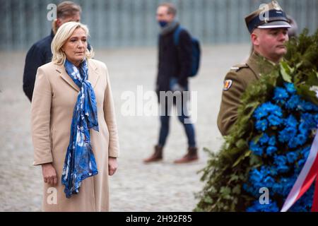 Varsovie, Pologne.03ème décembre 2021.Marine le Pen rend hommage devant le Monument des héros du ghetto juif de Varsovie. Chef du parti d'extrême-droite français rassemblement National (RN) et candidat aux élections présidentielles françaises Marine le Pen rend hommage à Varsovie,Au cours d'une brève cérémonie, d'abord - devant le Monument des héros du ghetto dédié aux victimes du soulèvement du ghetto juif de Varsovie en 1943, deuxièmement - devant le Monument aux morts et assassinés à l'est.Le candidat du rassemblement National aux élections présidentielles françaises se rend à Varsovie Banque D'Images