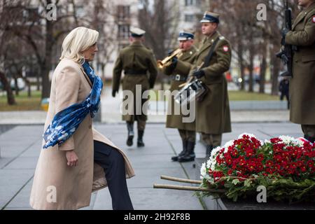 Varsovie, Pologne.03ème décembre 2021.Marine le Pen rend hommage devant le Monument des héros du ghetto juif de Varsovie. Chef du parti d'extrême-droite français rassemblement National (RN) et candidat aux élections présidentielles françaises Marine le Pen rend hommage à Varsovie,Au cours d'une brève cérémonie, d'abord - devant le Monument des héros du ghetto dédié aux victimes du soulèvement du ghetto juif de Varsovie en 1943, deuxièmement - devant le Monument aux morts et assassinés à l'est.Le candidat du rassemblement National aux élections présidentielles françaises se rend à Varsovie Banque D'Images