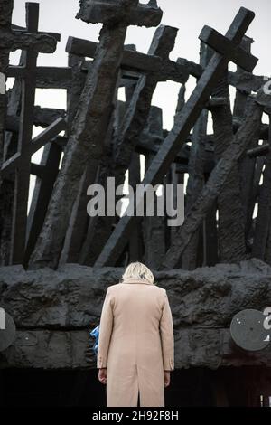 Varsovie, Pologne.03ème décembre 2021.Marine le Pen rend hommage devant le Monument des morts et assassinés à l'est pendant la Seconde Guerre mondiale.Chef du parti d'extrême-droite français rassemblement National (RN) et candidat aux élections présidentielles françaises Marine le Pen rend hommage à Varsovie,Au cours d'une brève cérémonie, d'abord - devant le Monument des héros du ghetto dédié aux victimes du soulèvement du ghetto juif de Varsovie en 1943, deuxièmement - devant le Monument aux morts et assassinés à l'est.Le candidat du rassemblement National aux élections présidentielles françaises est visiti Banque D'Images