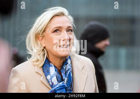 Varsovie, Pologne.03ème décembre 2021.Marine le Pen rend hommage devant le Monument des héros du ghetto juif de Varsovie. Chef du parti d'extrême-droite français rassemblement National (RN) et candidat aux élections présidentielles françaises Marine le Pen rend hommage à Varsovie,Au cours d'une brève cérémonie, d'abord - devant le Monument des héros du ghetto dédié aux victimes du soulèvement du ghetto juif de Varsovie en 1943, deuxièmement - devant le Monument aux morts et assassinés à l'est.Le candidat du rassemblement National aux élections présidentielles françaises se rend à Varsovie Banque D'Images