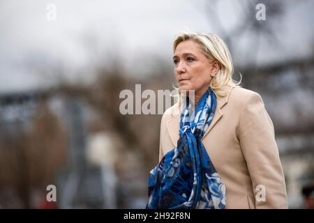 Varsovie, Pologne.03ème décembre 2021.Marine le Pen rend hommage devant le Monument des morts et assassinés à l'est pendant la Seconde Guerre mondiale.Chef du parti d'extrême-droite français rassemblement National (RN) et candidat aux élections présidentielles françaises Marine le Pen rend hommage à Varsovie,Au cours d'une brève cérémonie, d'abord - devant le Monument des héros du ghetto dédié aux victimes du soulèvement du ghetto juif de Varsovie en 1943, deuxièmement - devant le Monument aux morts et assassinés à l'est.Le candidat du rassemblement National aux élections présidentielles françaises est visiti Banque D'Images