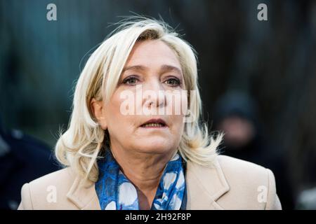 Varsovie, Pologne.03ème décembre 2021.Marine le Pen rend hommage devant le Monument des héros du ghetto juif de Varsovie. Chef du parti d'extrême-droite français rassemblement National (RN) et candidat aux élections présidentielles françaises Marine le Pen rend hommage à Varsovie,Au cours d'une brève cérémonie, d'abord - devant le Monument des héros du ghetto dédié aux victimes du soulèvement du ghetto juif de Varsovie en 1943, deuxièmement - devant le Monument aux morts et assassinés à l'est.Le candidat du rassemblement National aux élections présidentielles françaises se rend à Varsovie Banque D'Images