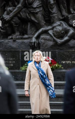 Varsovie, Pologne.03ème décembre 2021.Marine le Pen rend hommage devant le Monument des héros du ghetto juif de Varsovie. Chef du parti d'extrême-droite français rassemblement National (RN) et candidat aux élections présidentielles françaises Marine le Pen rend hommage à Varsovie,Au cours d'une brève cérémonie, d'abord - devant le Monument des héros du ghetto dédié aux victimes du soulèvement du ghetto juif de Varsovie en 1943, deuxièmement - devant le Monument aux morts et assassinés à l'est.Le candidat du rassemblement National aux élections présidentielles françaises se rend à Varsovie Banque D'Images