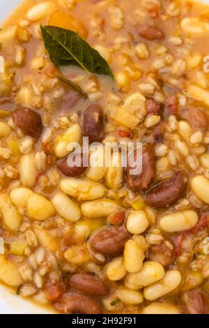 Une assiette de soupe de haricots toscans d'hiver avec des grains entiers. Cuisine italienne traditionnelle Banque D'Images