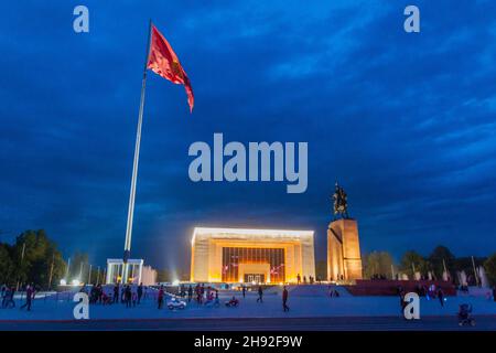 BICHKEK, KIRGHIZISTAN - 6 MAI 2017 : mât de pavillon, statue de Manas et musée d'histoire de l'État sur la place Ala Too à Bichkek, capitale du Kirghizistan. Banque D'Images