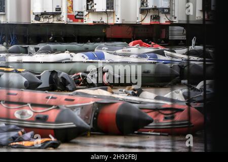 Des bateaux migrants gonflables sont vus dans le domaine industriel près de la ville de Douvres.un grand nombre de migrants traversent la Manche avec l'intention de demander l'asile au Royaume-Uni.Les migrants utilisent de grands bateaux gonflables pour naviguer de la région de Calais en France vers le Royaume-Uni et les forces frontalières sont légalement tenues des secourir une fois qu'ils atteignent les eaux territoriales britanniques,Une fois sauvés par les forces frontalières, ils sont traités dans les quais de Douvres et emmenés dans un lieu d'hébergement temporaire autour du Royaume-Uni. Banque D'Images