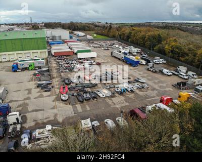 Des bateaux migrants gonflables sont vus dans le domaine industriel près de la ville de Douvres.un grand nombre de migrants traversent la Manche avec l'intention de demander l'asile au Royaume-Uni.Les migrants utilisent de grands bateaux gonflables pour naviguer de la région de Calais en France vers le Royaume-Uni et les forces frontalières sont légalement tenues des secourir une fois qu'ils atteignent les eaux territoriales britanniques,Une fois sauvés par les forces frontalières, ils sont traités dans les quais de Douvres et emmenés dans un lieu d'hébergement temporaire autour du Royaume-Uni. Banque D'Images