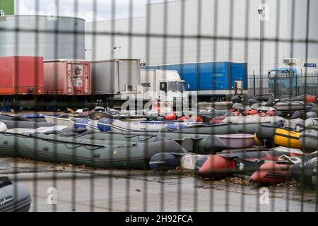 Des bateaux migrants gonflables sont vus dans le domaine industriel près de la ville de Douvres.un grand nombre de migrants traversent la Manche avec l'intention de demander l'asile au Royaume-Uni.Les migrants utilisent de grands bateaux gonflables pour naviguer de la région de Calais en France vers le Royaume-Uni et les forces frontalières sont légalement tenues des secourir une fois qu'ils atteignent les eaux territoriales britanniques,Une fois sauvés par les forces frontalières, ils sont traités dans les quais de Douvres et emmenés dans un lieu d'hébergement temporaire autour du Royaume-Uni. Banque D'Images