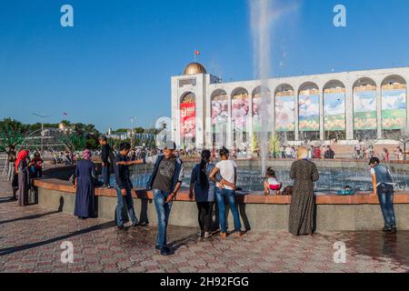 BICHKEK, KIRGHIZISTAN - 9 MAI 2017 : fontaines sur la place Ala Too à Bichkek, capitale du Kirghizistan. Banque D'Images