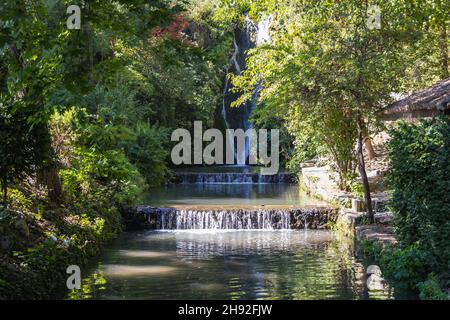 Chute d'eau dans le parc architectural du Palais et complexe de jardin botanique à Balchik, ville côtière de la mer Noire dans le sud de Dobruja, Bulgarie Banque D'Images