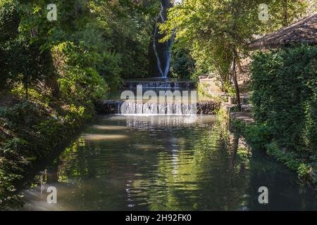 Chute d'eau dans le parc architectural du Palais et complexe de jardin botanique à Balchik, ville côtière de la mer Noire dans le sud de Dobruja, Bulgarie Banque D'Images