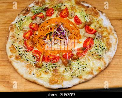 une pizza gastronomique avec des champignons et de la citrouille coupée en julienne Banque D'Images