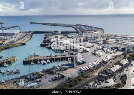 Dover, Royaume-Uni.14 novembre 2021.Une vue de l'installation de traitement des migrants à Douvres.un grand nombre de migrants traversent la Manche avec l'intention de demander l'asile au Royaume-Uni.Les migrants utilisent de grands bateaux gonflables pour naviguer de la région de Calais en France vers le Royaume-Uni et les forces frontalières sont légalement tenues des secourir une fois qu'ils atteignent les eaux territoriales britanniques,Une fois sauvés par les forces frontalières, ils sont traités dans les quais de Douvres et emmenés dans un lieu d'hébergement temporaire autour du Royaume-Uni.(Photo par Edward Crawford/SOPA Images/Sipa USA) crédit: SIPA USA/Alay Live News Banque D'Images