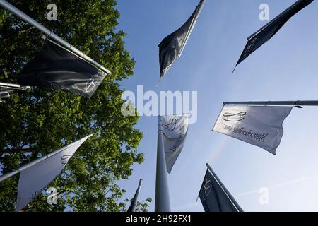Stuttgart Bad Cannstatt, Allemagne - 22 mai 2020 : des drapeaux se trouvent devant la célèbre Mercedes-Benz Arena, stade de la deuxième division t Banque D'Images