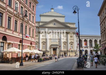 L'église Sainte-Anne, située dans le centre historique de Varsovie, en Pologne, offre une vue sur la rue Miodowa Banque D'Images