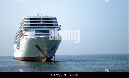 Pakistan.03ème décembre 2021.La vue d'un bateau de croisière haut de 14 étages peut être vue amarré pour la rupture, au chantier de démolition de navires Giddani à Hub le vendredi 03 décembre 2021.Un navire de croisière de 14 étages est arrivé à Gadani pour ne jamais revenir.Cependant, contrairement à d'autres navires qui sont arrivés au chantier de démolition de navire de Gadani dans le passé, celui-ci ne serait pas démantelé en morceaux.Celestyal Experience, anciennement connu sous le nom de Costa Romantica, est un navire d'époque des années 1990 construit pour Costa Cruises.Le navire de croisière de 56,800 tonnes brutes, introduit en 1992, a été construit par le constructeur italien.Une société pakistanaise, Credit: Asianet-Pakistan Banque D'Images