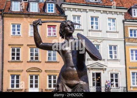 Statue de la Sirène, symbole de Varsovie sur un marché dans le quartier historique de Varsovie, Pologne Banque D'Images