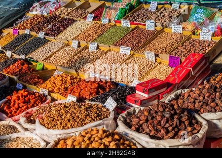 BICHKEK, KIRGHIZISTAN - 19 MAI 2017 : fruits secs et noix au bazar d'Osh à Bichkek, capitale du Kirghizistan. Banque D'Images