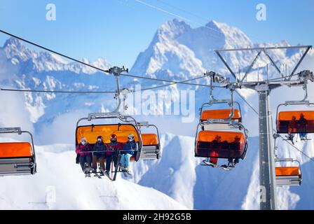 Ischgl, Autriche.03ème décembre 2021.Les skieurs s'assoient dans un télésiège de la station de ski d'Ischgl.Sur 03.12.Ischgl, pendant le confinement en Autriche, ouvre la saison de ski dans des conditions 2G.Credit: Karl-Josef Hildenbrand/dpa/Alay Live News Banque D'Images