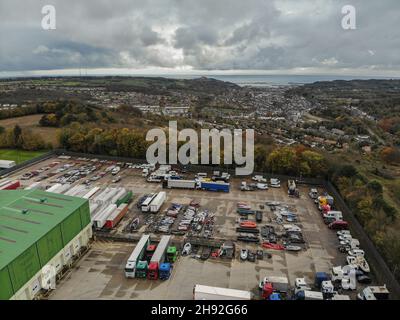 Dover, Royaume-Uni.14 novembre 2021.Des bateaux migrants gonflables sont vus dans le domaine industriel près de la ville de Douvres.un grand nombre de migrants traversent la Manche avec l'intention de demander l'asile au Royaume-Uni.Les migrants utilisent de grands bateaux gonflables pour naviguer de la région de Calais en France vers le Royaume-Uni et les forces frontalières sont légalement tenues des secourir une fois qu'ils atteignent les eaux territoriales britanniques,Une fois sauvés par les forces frontalières, ils sont traités dans les quais de Douvres et emmenés dans un lieu d'hébergement temporaire autour du Royaume-Uni.(Image de crédit : © Edward Crawford/SOPA Images via Banque D'Images