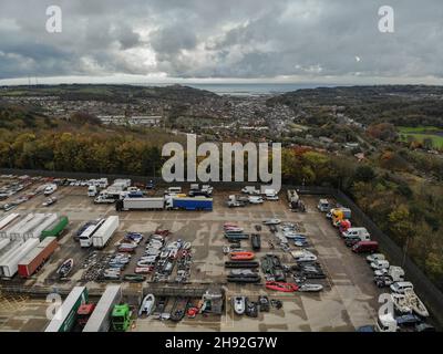 Dover, Royaume-Uni.14 novembre 2021.Des bateaux migrants gonflables sont vus dans le domaine industriel près de la ville de Douvres.un grand nombre de migrants traversent la Manche avec l'intention de demander l'asile au Royaume-Uni.Les migrants utilisent de grands bateaux gonflables pour naviguer de la région de Calais en France vers le Royaume-Uni et les forces frontalières sont légalement tenues des secourir une fois qu'ils atteignent les eaux territoriales britanniques,Une fois sauvés par les forces frontalières, ils sont traités dans les quais de Douvres et emmenés dans un lieu d'hébergement temporaire autour du Royaume-Uni.(Image de crédit : © Edward Crawford/SOPA Images via Banque D'Images