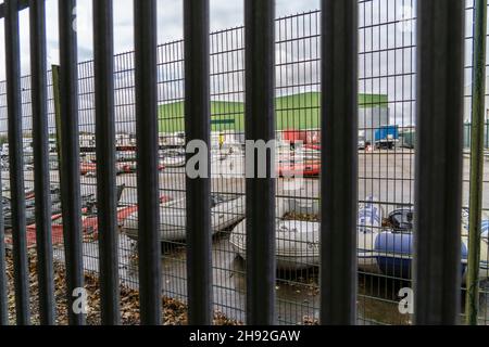 Dover, Royaume-Uni.14 novembre 2021.Des bateaux migrants gonflables sont vus dans le domaine industriel près de la ville de Douvres.un grand nombre de migrants traversent la Manche avec l'intention de demander l'asile au Royaume-Uni.Les migrants utilisent de grands bateaux gonflables pour naviguer de la région de Calais en France vers le Royaume-Uni et les forces frontalières sont légalement tenues des secourir une fois qu'ils atteignent les eaux territoriales britanniques,Une fois sauvés par les forces frontalières, ils sont traités dans les quais de Douvres et emmenés dans un lieu d'hébergement temporaire autour du Royaume-Uni.(Image de crédit : © Edward Crawford/SOPA Images via Banque D'Images