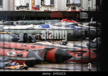 Dover, Royaume-Uni.14 novembre 2021.Des bateaux migrants gonflables sont vus dans le domaine industriel près de la ville de Douvres.un grand nombre de migrants traversent la Manche avec l'intention de demander l'asile au Royaume-Uni.Les migrants utilisent de grands bateaux gonflables pour naviguer de la région de Calais en France vers le Royaume-Uni et les forces frontalières sont légalement tenues des secourir une fois qu'ils atteignent les eaux territoriales britanniques,Une fois sauvés par les forces frontalières, ils sont traités dans les quais de Douvres et emmenés dans un lieu d'hébergement temporaire autour du Royaume-Uni.(Image de crédit : © Edward Crawford/SOPA Images via Banque D'Images