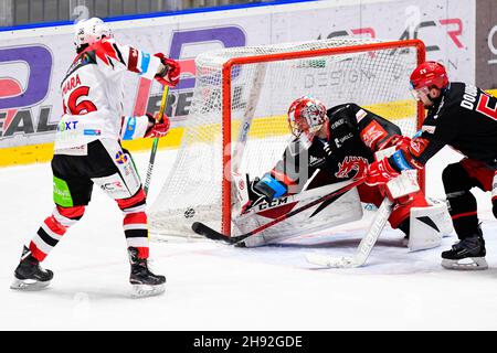 Pardubice, République tchèque.03ème décembre 2021.Utkani 9. kola hokejove extraligy: HC Dynamo Pardubice - HC Ocelari Trinec, 3. Prosind 2021 contre Pardubicich.Anthony Camara z Pardubic (vlevo) strili gol.Zprava Milan Doudera z Trince a brankar Trince Marek Mazanec. Banque D'Images