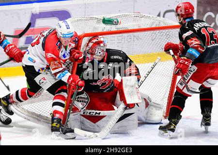 Pardubice, République tchèque.03ème décembre 2021.Utkani 9. kola hokejove extraligy: HC Dynamo Pardubice - HC Ocelari Trinec, 3. Prosind 2021 contre Pardubicich.Zleva Matej Paulovic z Pardubic, brankar Trince Marek Mazanec a Jan Zahradnicek z Trince. Banque D'Images