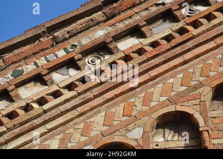 Beaux détails de la façade de l'église de Santo Stefano dans le centre historique de Bologne, Italie.Une des plus belles églises d'Italie. Banque D'Images