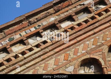 Beaux détails de la façade de l'église de Santo Stefano dans le centre historique de Bologne, Italie.Une des plus belles églises d'Italie. Banque D'Images