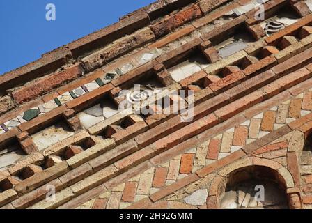 Beaux détails de la façade de l'église de Santo Stefano dans le centre historique de Bologne, Italie.Une des plus belles églises d'Italie. Banque D'Images