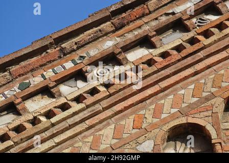 Beaux détails de la façade de l'église de Santo Stefano dans le centre historique de Bologne, Italie.Une des plus belles églises d'Italie. Banque D'Images