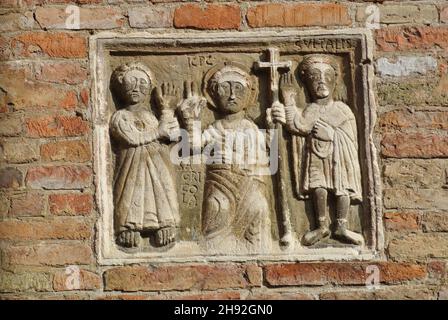 Beaux détails de la façade de l'église de Santo Stefano dans le centre historique de Bologne, Italie.Une des plus belles églises d'Italie. Banque D'Images