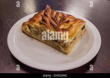 Morceau de Pirozhki pirog pie dans un restaurant à Minsk, Biélorussie Banque D'Images