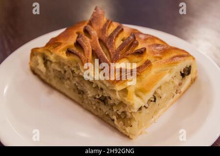 Morceau de Pirozhki pirog pie dans un restaurant à Minsk, Biélorussie Banque D'Images