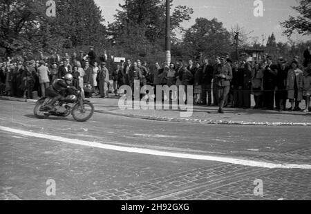 Varsovie, 1947-05-10.wyœcigi motocyklowe na ulicach stolitcy.Bieg otwarcia W kategorii lekkich motocykli na dystansie 20,3 km (7 okr¹¿eñ).NZ. Zawodnik na trasie przy rogu alStalina (dziœ al.Ujazdowskie) je ul.Piusa XI (dziœ Piêkna). bk/ms PAPVarsovie, le 10 mai 1947.Un défi de 20.3 kilomètres (7 tours) commence deux jours de course de moto à Varsovie.Photo : passage du coin de l'avenue Staline (aujourd'hui l'avenue Ujazdowskie) et de la rue Pie XI (aujourd'hui la rue Piêkna). bk/ms PAP Banque D'Images