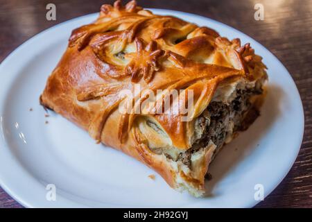 Morceau de Pirozhki pirog pie dans un restaurant à Minsk, Biélorussie Banque D'Images