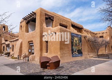 Musée d'art du Nouveau-Mexique par l'architecte Isaac Rapp dans adobe Pueblo style de renouveau à Santa Fe, capitale du Nouveau-Mexique, Etats-Unis / Etats-Unis Banque D'Images