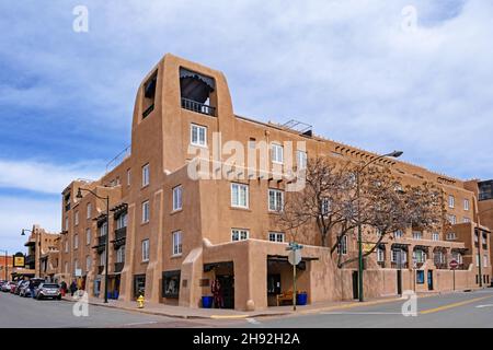 La Fonda on the Plaza, hôtel de luxe dans le style adobe Pueblo Revival dans le centre-ville de Santa Fe, capitale du Nouveau-Mexique, États-Unis / États-Unis Banque D'Images