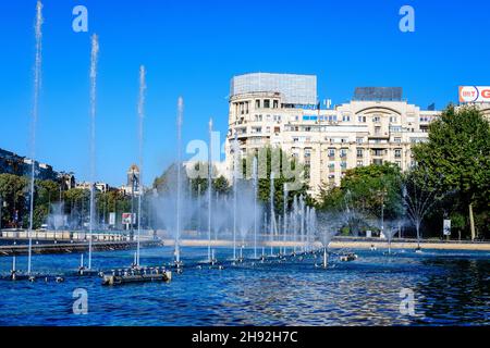 Bucarest, Roumanie, 4 septembre 2021 : fontaine décorative avec de petites gouttes d'eau sur la place Unirii (Piata Unirii) dans le centre-ville, en automne ensoleillé Banque D'Images