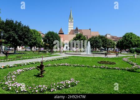 Medias, Roumanie, 14 juillet 2021: Paysage urbain avec place Ferdinand I King (Piata Regele Ferdinand I) et parc verdoyant dans le centre de la vieille ville, en Transy Banque D'Images