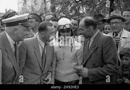 Varsovie, 1947-05-10.wyœcigi motocyklowe na ulicach stolitcy.NZ. ministre komunikacji Jan Rabanowski (2L) rozmawia z zawodnikami i organizatorami rajdu. bk/ms PAPVarsovie, le 10 mai 1947.Un défi de 2 jours en voiture et moto à Varsovie.Photo : le ministre de la communication, Jan Rabanowski (2e à partir de la gauche), parle aux chauffeurs et aux officiels. bk/ms PAP Banque D'Images