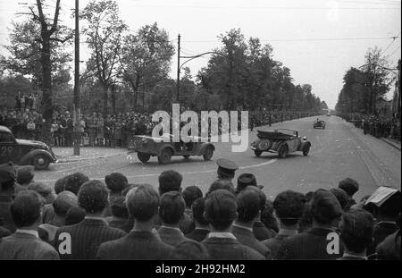 Varsovie, 1947-05-10.wyœcigi motocyklowe na ulicach stolitcy.Pierwszy dzieñ rajdu pod has³em 'sport motorowy odbudowuje stolicê'.NZ. Samochody na trasie rajdu.Z lewej samochód marki fiat. bk/ms PAPVarsovie, le 10 mai 1947.Un défi de 2 jours en voiture et moto à Varsovie.Photo : le défi « les sports mécaniques aident à reconstruire la capitale », à gauche une Fiat. bk/ms PAP bk/ms PAP Banque D'Images