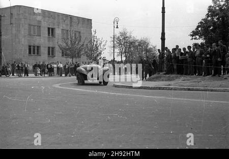 Varsovie, 1947-05-10.wyœcigi motocyklowe na ulicach stolitcy.Pierwszy dzieñ rajdu pod has³em 'sport motorowy odbudowuje stolicê'.NZ. Samochód na trasie rajdu na ul.Piusa XI (obecnie Piêkna). bk/ms PAPVarsovie, le 10 mai 1947.Un défi de 2 jours en voiture et moto à Varsovie.Photo : le défi « les sports mécaniques aident à reconstruire la capitale » sur la rue Pie XI (aujourd'hui rue Piekna). bk/ms PAP Banque D'Images